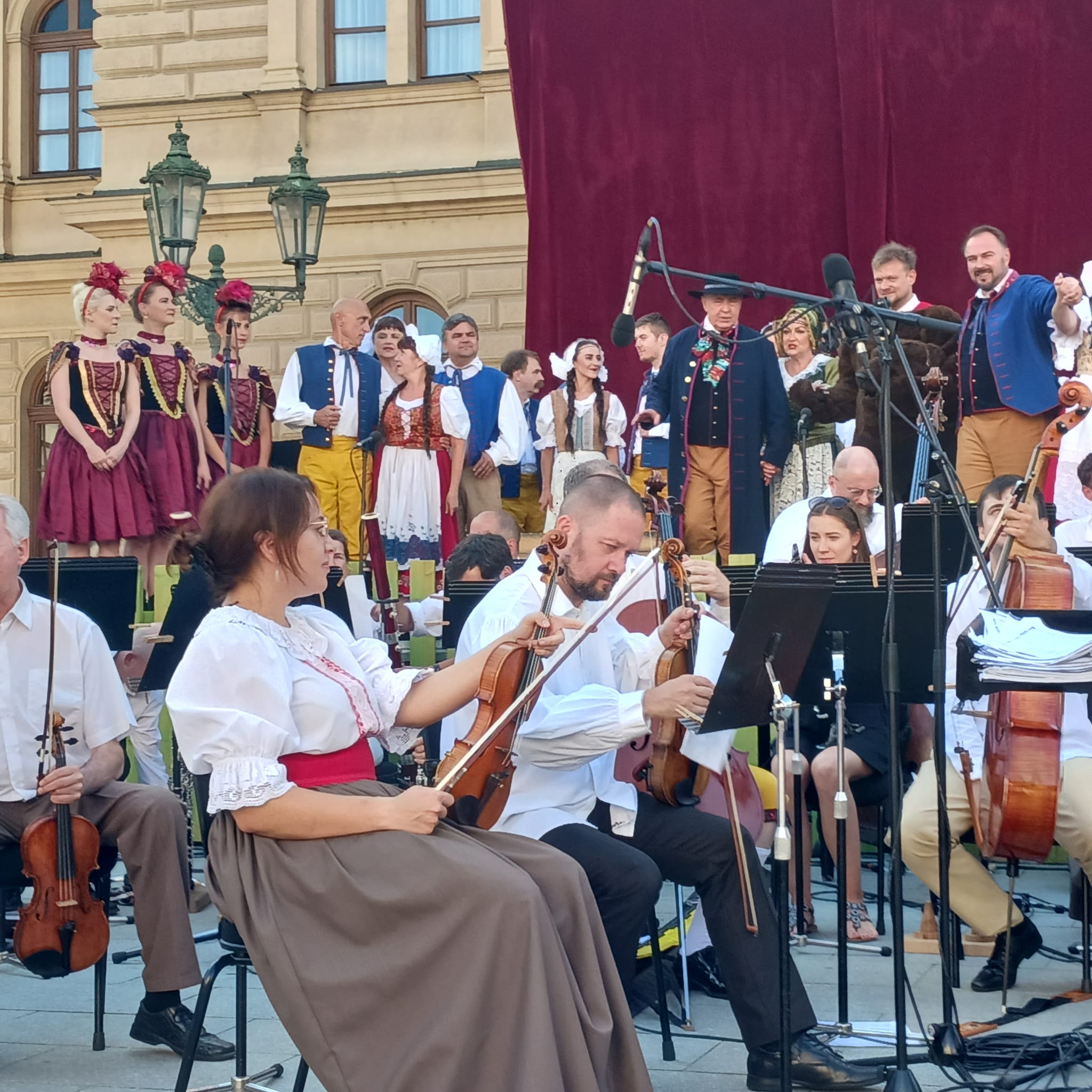 Naši senioři si vychutnali operu Prodaná nevěsta na Horním náměstí
