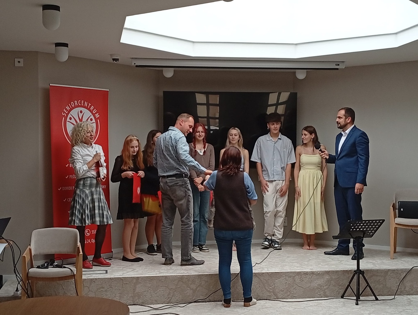 Mladí zpěváci potěšili seniory SCO 