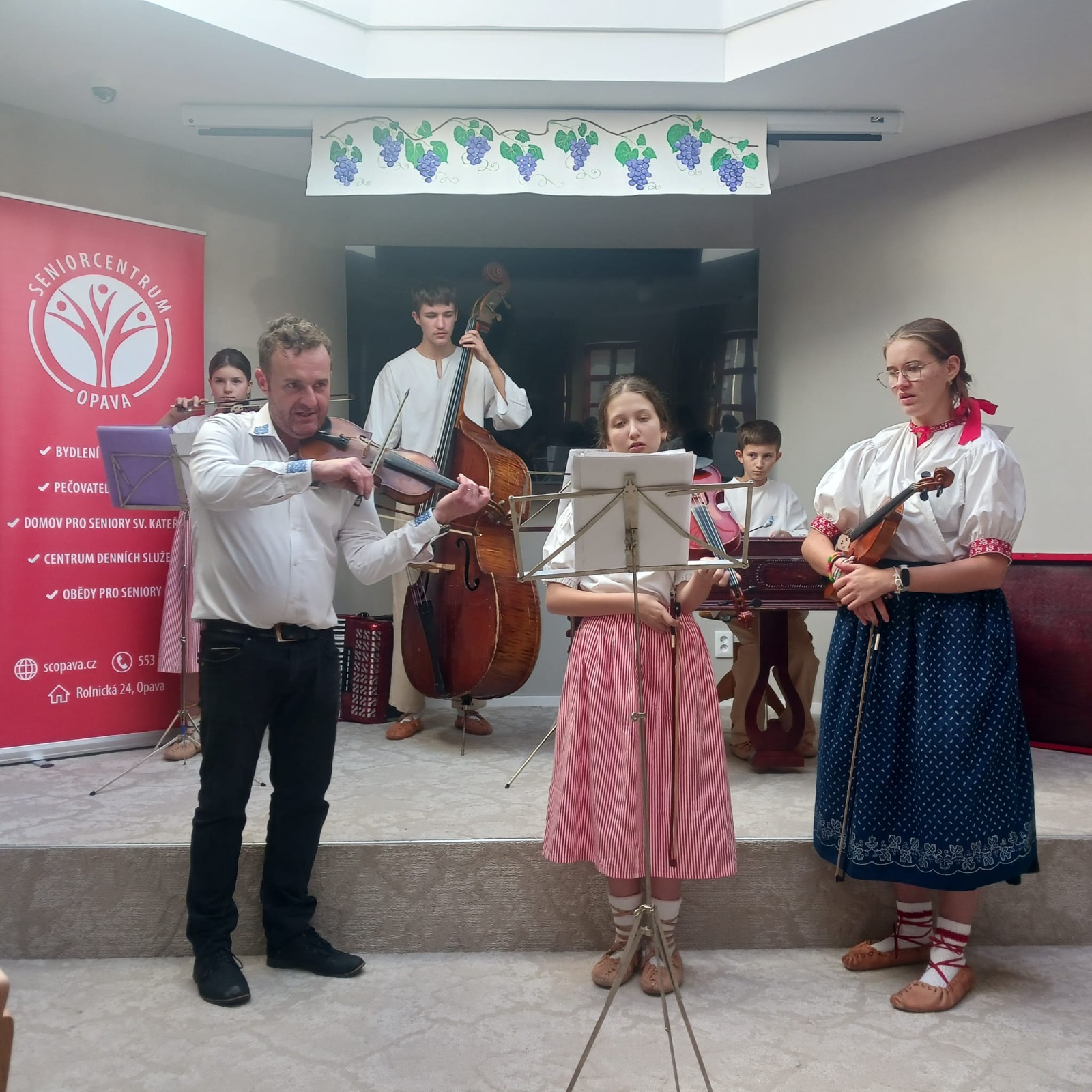 Vystoupení cimbálové muziky Cviliňa rozezpívalo celý sál